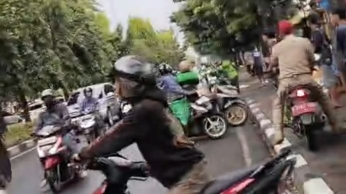 Warga yang penasaran dengan peristiwa bentrokan debt collector dengan matel di depan TMP Kalibata. 