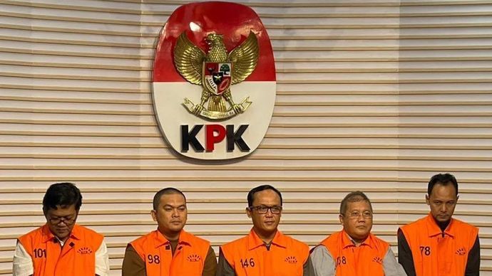 Lima tersangka kasus dugaan penerimaan hadiah dan gratifikasi di lingkungan Pemerintah Kabupaten Lampung Tengah tahun anggaran 2025, yakni (kiri-kanan) Pelaksana Tugas Kepala Bapenda Lampung Tengah Anton Wibowo, anggota DPRD Riki Hendra Saputra, Bupati Lampung Tengah Ardito Wijaya, Direktur PT Elkaka Putra Mandiri Mohamad Lukman Sjamsuri, serta adik Ardito Wijaya bernama Ranu Hari Prasetyo saat ditampilkan Komisi Pemberantasan Korupsi di Gedung Merah Putih KPK, Jakarta, Kamis 11 Desember 2025. (ANTARA/Aria Cindyara)
