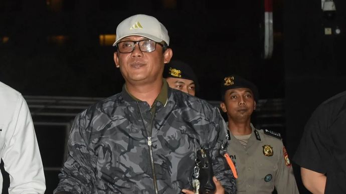 Bupati Lampung Tengah Ardito Wijaya (kiri) dikawal petugas saat tiba di Gedung Merah Putih KPK, Jakarta, Rabu. 10 Desember 2025. ANTARA FOTO/Indrianto Eko Suwarso/tom.