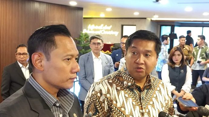 Menteri Koordinator Bidang Infrastruktur dan Pembangunan Kewilayahan Agus Harimurti Yudhoyono (AHY) (kiri) dan Menteri Perumahan dan Kawasan Permukiman Maruarar Sirait (Ara) (kanan) memberikan keterangan kepada pers usai Rapat Koordinasi Tingkat Menteri terkait Pascabencana Sumatera di Jakarta, Kamis 11 Desember 2025. (ANTARA/Aria Ananda)