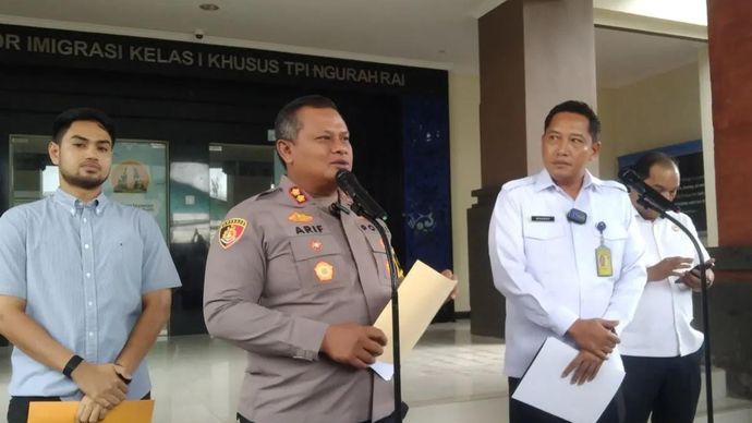 Kepala Polres Badung Bali, AKBP M Arif Batubara (kedua kiri), di Jimbaran, Kabupaten Badung, Bali, Kamis 11 Desember 2025 ANTARA/Dewa Ketut Sudiarta Wiguna