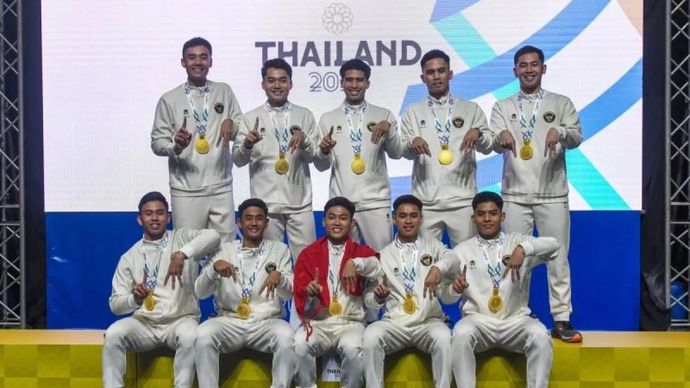Sejumlah tim bulu tangkis putra Indonesia berfoto usai upacara pengalungan medali beregu putra bulu tangkis SEA Games 2025 di Thailand di Gymnasium Thammasat University, Pathum Thani, Thailand, Rabu, 10 Desember 2025. Indonesia meraih medali emas beregu putra usai mengalahkan Malaysia 3-0. ANTARA FOTO/Muhammad Ramdan/wpa/tom.