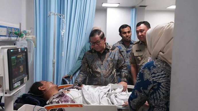 Gubernur DKI Jakarta Pramono Anung didampingi Wali Kota Jakarta Utara Hendra Hidayat membesuk korban tabrakan mobil di halaman SDN Kalibaru 01, Cilincing, Jakarta Utara, Kamis, 11 Desember 2025. (ANTARA/HO-Penkot Jakut).