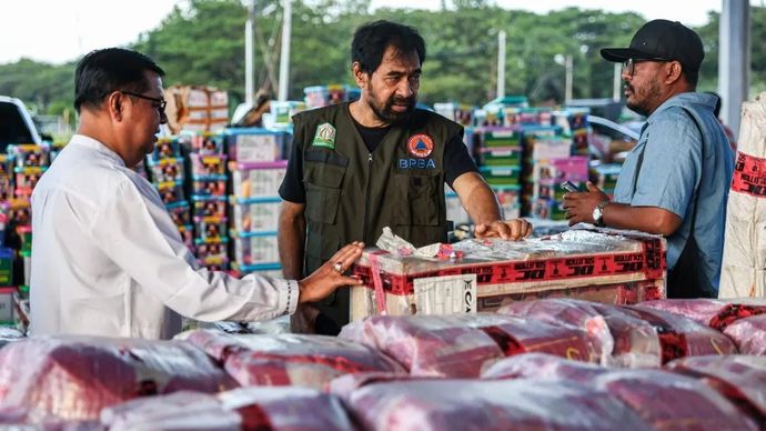 Ilustrasi - Gubernur Aceh Muzakir Manaf atau Mualem saat meninjau bantuan logistik, di Aceh Besar, Jumat 5 Desember 2025. ANTARA/HO/Tim Gubernur Aceh