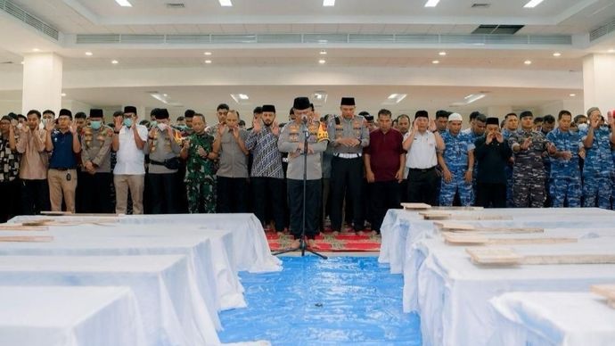 Kapolda Sumbar pimpin salat jenazah korban bencana. 