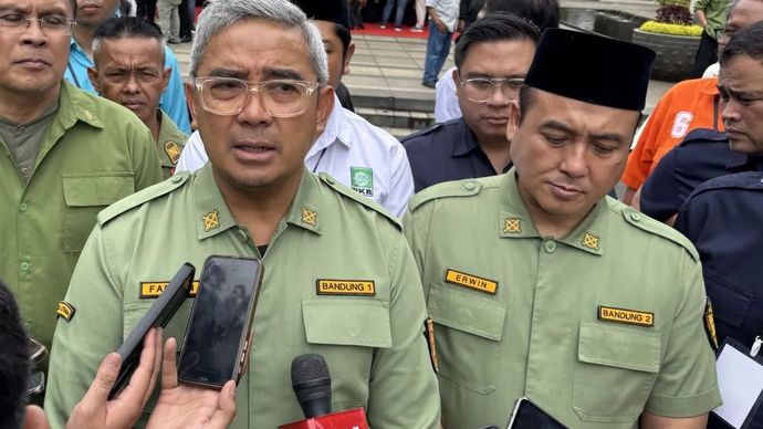 Arsip- Wali Kota Bandung Muhammad Farhan (kiri) bersama Wakil Wali Kota Bandung Erwin (kanan) saat memberikan keterangan di Kota Bandung, Jawa Barat, Kamis 11 Mei 2025. ANTARA/Rubby Jovan