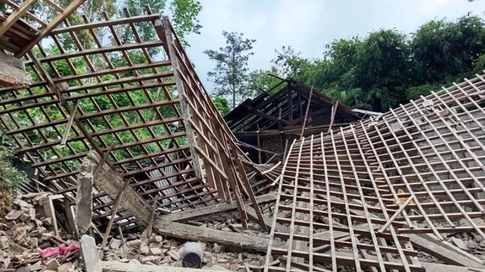 Tangkapan layar - Video viral memperlihatkan puing tiga rumah yang rata dengan tanah akibat ledakan di Desa Tahunan Baru, Kecamatan Tegalombo, Pacitan, JAwa Timur, Jumat, 12 Desember 2025 pagi. ANTARA/video warga/aa.