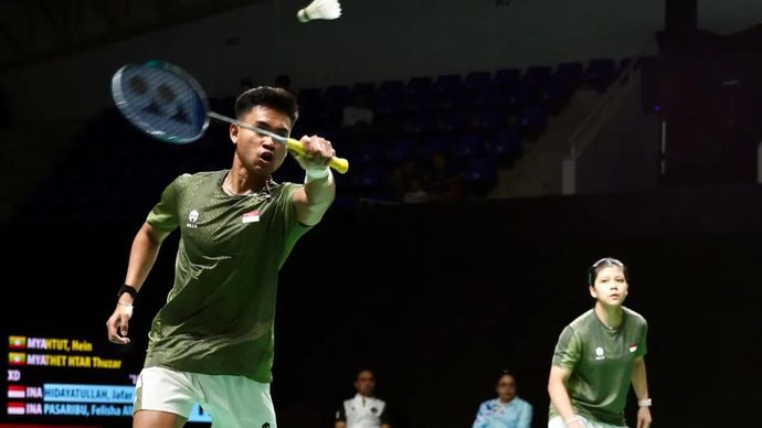 Ganda campuran Indonesia, Jafar Hidayatullah/Felisha Alberta Nathaniel Pasaribu, saat berhadapan wakil Myanmar Hein Htut/Thet Htar Thuzar pada perempat final SEA Games 2025 di Gymnasium Thammasat University, Pathum Thani, Jumat 12 Desember 2025. Mereka menang dengan skor 21-8, 21-5. (ANTARA/HO-PBSI)