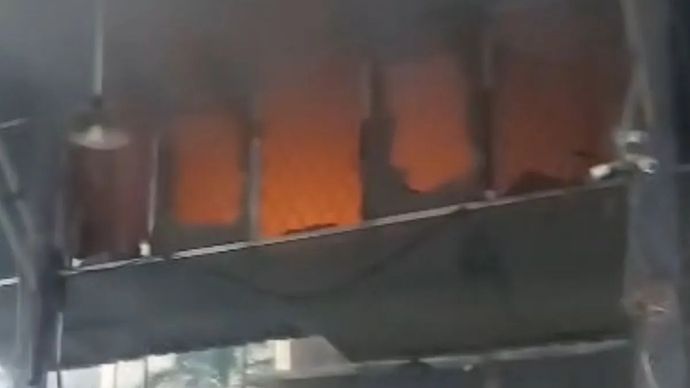 Kebakaran di sebuah ruko yang merupakan gudang keramik di Penjaringan, Jakarta Utara, pada Jumat, 12 Desember 2025. (ANTARA/Dokumentasi Pribadi)