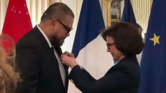 Joko Anwar dianugerahi tanda kehormatan Chevalier (Knight) of the Ordre des Arts et des Lettres oleh Menteri Kebudayaan Prancis, Rachida Dati. ANTARA/HO-Poplicist