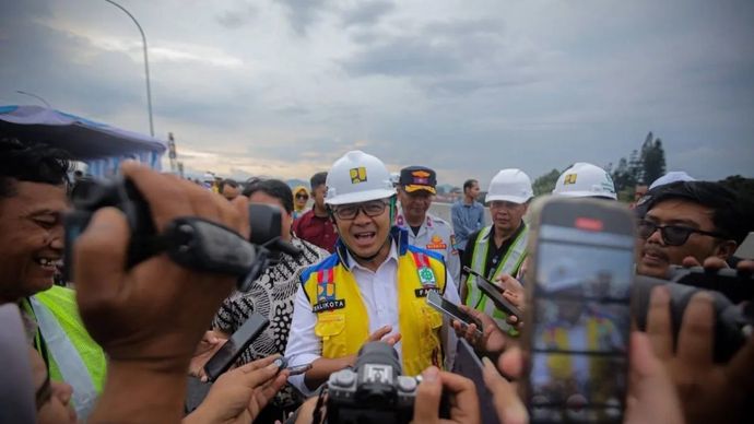 Wali Kota Bandung Muhammad Farhan saat memberikan keterangan di Kota Bandung, Jawa Barat, Jumat, 12 Desember 2025. (ANTARA/Rubby Jovan)