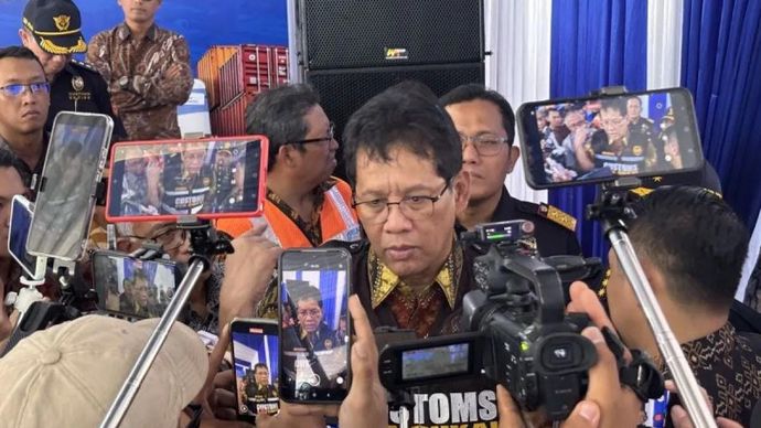 Menteri Keuangan Purbaya Yudhi Sadewa menjawab pertanyaan wartawan dalam wawancara cegat di Tanjung Priok Jakarta, Jumat 12 Desember 2025. (ANTARA/Imamatul Silfia)