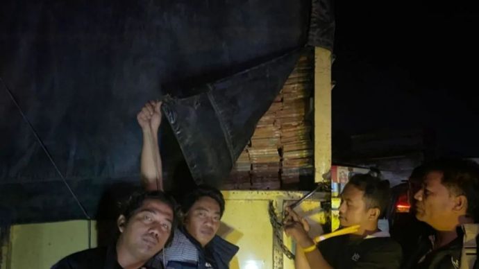 Satreskrim Polres Kuansing ketika mengamankan kayu beserta kendaraan diduga hasil praktek penebangan liar. ANTARA/HO-Polres Kuansing.