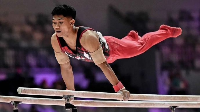 Pesenam putra Indonesia Satria Tri Yudha tampil dalam nomor palang sejajar pada Kejuaraan Dunia Gimnastik 2025 di Indonesia Arena, Jakarta, Senin, 20 Oktober 2025. Pesenam putra Indonesia gagal lolos ke putaran final All-Around pada Kejuaraan Dunia Gimnastik 2025 dengan rincian Abiyu Rafi berada di posisi 48 dengan 69,197 poin, Satria Tri Yudha di posisi 65 dengan 46,498 poin, Agung Suci Akbar di posisi 238 dengan 11,133 poin, Joseph Judah Hatoguan di posisi 246 dengan 08,00 poin, sedangkan Muhammad Aprizal harus absen bertanding karena sakit. ANTARA FOTO/Fauzan/nym.