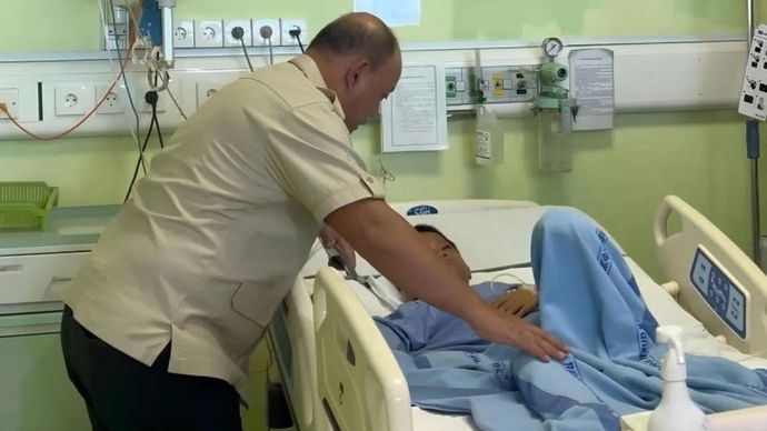 Kepala BGN Dadan Hindayana menjenguk salah seorang siswa SDN Kalibaru 01, Cilincing, yang menjadi korban mobil SPPG yang menabrak sekolahnya pada Kamis 11 Desember 2025. ANTARA/HO-BGN.