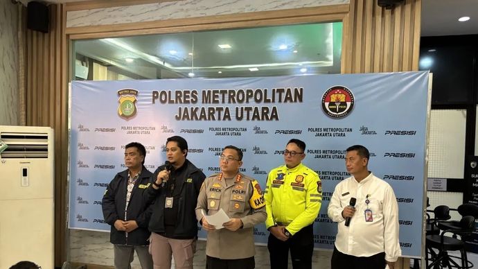 Polres Metro Jakarta Utara menggelar konferensi pers terkait kasus mobil yang menabrak belasan siswa SDN 01 Kalibaru, Cilincing, Jakarta Utara, di Polres Metro Jakarta Utara, Jumat, 12 Desember 2025. (ANTARA/Mario Sofia Nasution).