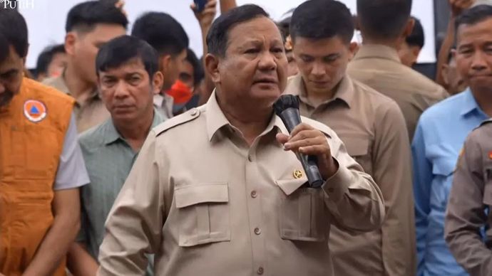 Presiden RI Prabowo Subianto saat berdialog dengan warga terdampak bencana di posko pengungsian di kawasan Jembatan Aceh Tamiang, Aceh, Jumat 12 Desember 2025. ANTARA/HO-Sekretariat Presiden