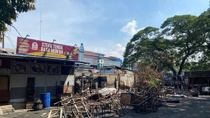 Tempat kejadian perkara (TKP) pengeroyokan dan perusakan yang menewaskan penagih hutang atau mata elang di seberang Taman Makam Pahlawan (TMP) Kalibata, Pancoran, Jakarta Selatan, Jumat 12 Desember 2025. ANTARA/Luthfia Miranda Putri.