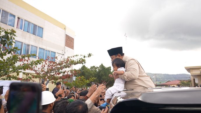 Prabowo Subianto Gendong Balita