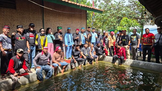 Bagi masyarakat Depok, Jawa Barat ngubek empang sudah menjadi tradisi turun temurun yang dilakukan jelang Hari Raya Idulfitri.  Kini, tradisi tersebut diusulkan menjadi olahraga tradisional untuk membuatnya tetap lestari dan dapat disaksikan oleh generasi mendatang.