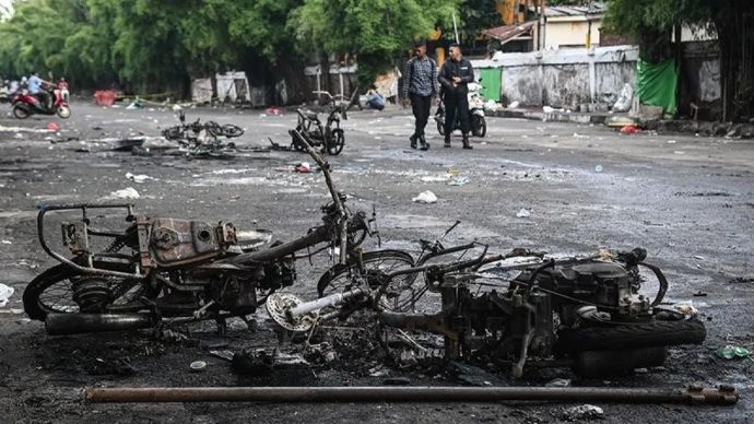 Arsip foto - Warga melintas di samping sepeda motor yang terbakar pascakericuhan di kawasan Kalibata, Jakarta, Jumat 12 Desember 2025. ANTARA FOTO/Sulthony Hasanuddin/nym/am.