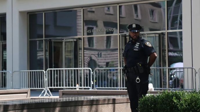 Ilustrasi - Seorang petugas polisi berjaga setelah insiden penembakan di dalam gedung nomor 345 di Park Avenue, New York, AS pada 29 Juli 2025. ANTARA/Xinhua