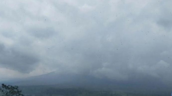 Gunung Semeru tertutup kabut pada Minggu 14 Desember 2025. ANTARA/HO-PVMBG