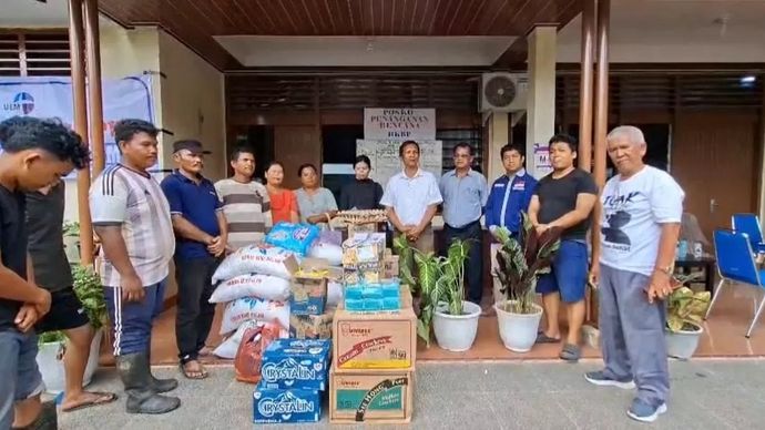 Alumni USU Jabodetabek Peduli (AUJP) menyerahkan bantuan kepada warga korban bencana alam di Sumatera.