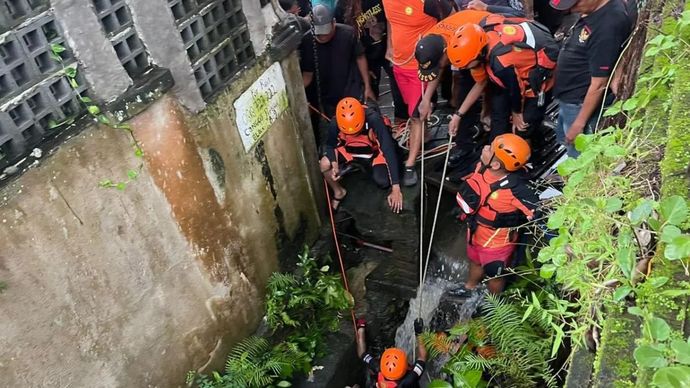 Petugas BPBD dan Polres Badung melakukan evakuasi korban WNA diduga korban tersebut banjir di Jalan Krisnantara, Desa Tibubeneng Kecamatan Kuta Utara, Badung, Bali, Minggu 14 Desember 2025. ANTARA/HO-Humas Polres Badung