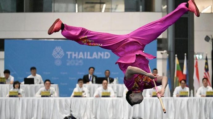 Atlet Wushu Edgar Xavier Marvelo beraksi pada final wushu taolu putra SEA Games 2025 di Ratthaprasasanphakdi Building Goverment Complex Chaeng Watthana Bang, Chakkrawat, Samphanthawong, Bangkok, Thailand, Minggu (14/12/2025). Edgar Xavier meraih medali emas dengan skor 29.349, sedangkan medali perak diraih atlet wushu Indonesia Seraf Naro Siregar dengan skor 29.246 dan medali perunggu diraih atlet Malaysia Clement Ting Su Wei 29.238 ANTARA FOTO/Nova Wahyudi/rwa.