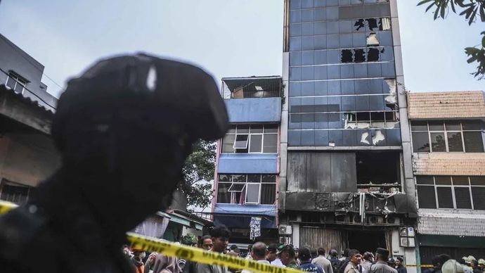 Arsip foto - Petugas Kepolisian berjaga di dekat gedung Terra Drone yang terbakar di jalan Letjen Soeprapto, Cempaka Baru, Kemayoran, Jakarta Pusat, Selasa 9 Desember 2025. Kebakaran gedung perusahaan penyedia pesawat nirawak untuk industri tersebut mengakibatkan 22 korban meninggal. ANTARA FOTO/Hafidz Mubarak A/nym.