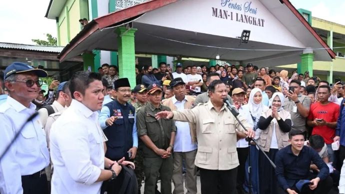 Presiden Prabowo Subianto menyapa para korban terdampak banjir saat meninjau di posko pengungsian MAN 1 Langkat, Kabupaten Langkat, Sumatera Utara, Sabtu 13 Desember 2025. ANTARA/HO-Biro Pers Sekretariat Presiden