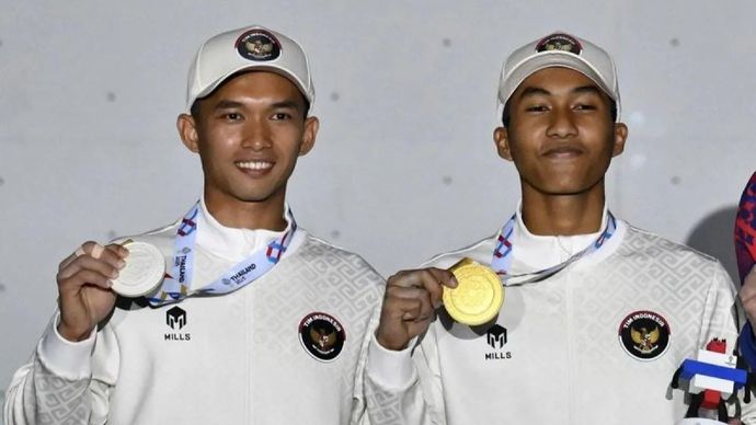 Atlet panjat tebing Indonesia peraih medali emas Antasyafi Robby Al Hilmi (kanan) bersama rekan senegaranya peraih medali perak Alfian Muhammad Fajri berpose dengan medalinya usai upacara penghargaan pemenang (UPP) final speed klasik panjat tebing putra SEA Games 2025 di Bangkok Sport Climbing Center Sport Authority, Bangkok, Thailand, Sabtu 13 Desember 2025. ANTARA FOTO/Nova Wahyudi/sgd/am.