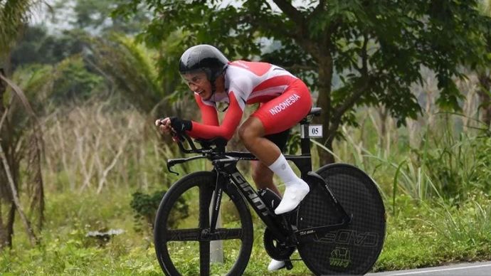 Arsip Foto - Pesepeda Aiman Cahyadi memacu sepedanya pada perlombaan nomor individual time trial road cycling putra SEA Games Vietnam 2021 di Hoa Binh, Vietnam, Jumat 20 Mei 2025. ANTARA FOTO/Aditya Pradana Putra/nym/am.