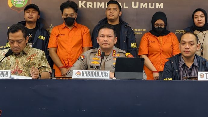 Ayu Puspita dan Dimas saat berbaju tahanan. 