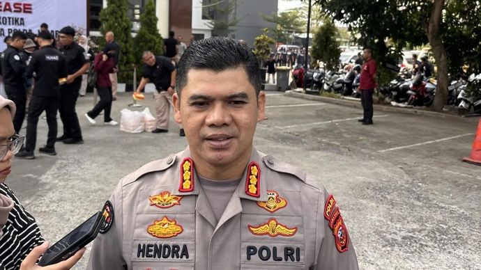 Kabid Humas Polda Jawa Barat Kombes Pol Hendra Rochmawan saat memberikan keterangan di Kota Bandung, Jawa Barat, Jumat, 12 Desember 2025. ANTARA/Rubby Jovan.