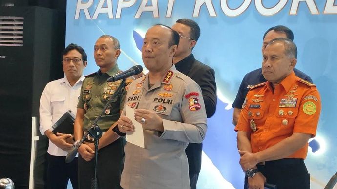 Wakapolri Komjen Pol. Dedi Prasetyo (tengah) memberikan keterangan pers usai acara Rakor Lintas Sektoral Bidang Operasional Tahun 2025 di Gedung STIK-PTIK Polri, Jakarta, Senin 15 Desember 2025. (ANTARA/Nadia Putri Rahmani)