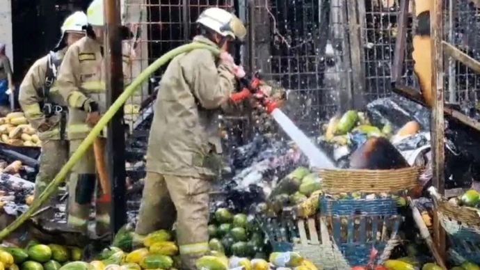 Personel Suku Dinas Penanggulangan Kebakaran dan Penyelamatan (Gulkarmat) Jakarta Timur memadamkan kebakaran Pasar Induk Kramat Jati, Jakarta Timur, Senin 15 Desember 2025. ANTARA/Siti Nurhaliza
