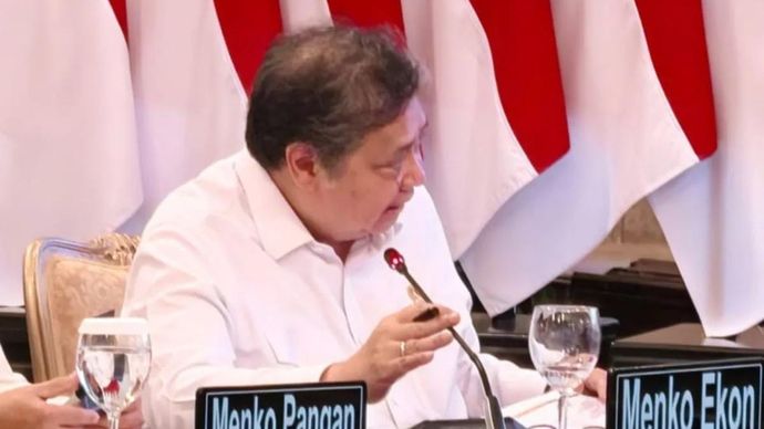 Menteri Koordinator Bidang Perekonomian (Menko) Airlangga Hartarto melaporkan perkembangan ekonomi Indonesia dalam Sidang Kabinet Paripurna di Istana Negara, Senin 15 Desember 2025. (ANTARA/Fathur Rochman)