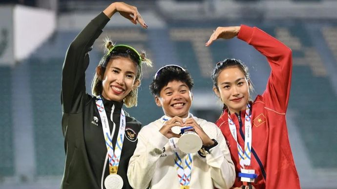Arsip foto - Pelari Indonesia Dina Aulia (tengah) berpose dengan rekan senegaranya Emilia Nova (kiri) dan pelari Vietnam Thi My Tien Huynh (kanan) usai upacara penghargaan pemenang (UPP) final nomor lari gawang 100 meter putri SEA Games 2025 di Suphachalasai National Stadium, Pathum Wan, Bangkok, Thailand, Jumat 12 Desember 2025. ANTARA FOTO/Nova Wahyudi/foc.