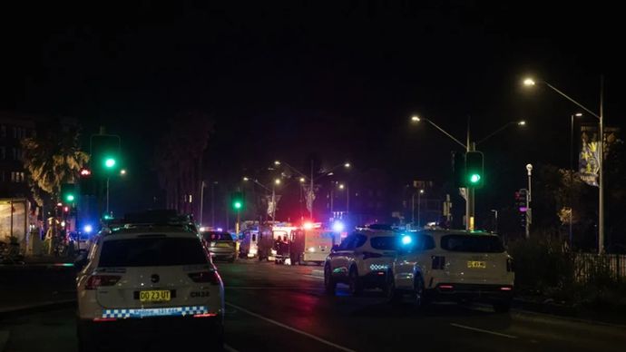 Kendaraan polisi terlihat di dekat lokasi penembakan di Pantai Bondi di Sydney, Australia pada 14 Desember 2025. ANTARA/Xinhua/Ma Ping