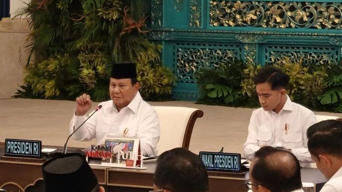 Presiden Prabowo Subianto (kiri) memberi arahan dalam sidang kabinet paripurna di Istana Negara, Jakarta, Senin 15 Desember 2025. ANTARA/Fathur Rochman