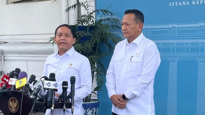 Menteri Kehutanan Raja Juli Antoni memberikan keterangan pers di Istana Kepresidenan Jakarta, Senin 15 Desember 2025. ANTARA/Fathur Rochman