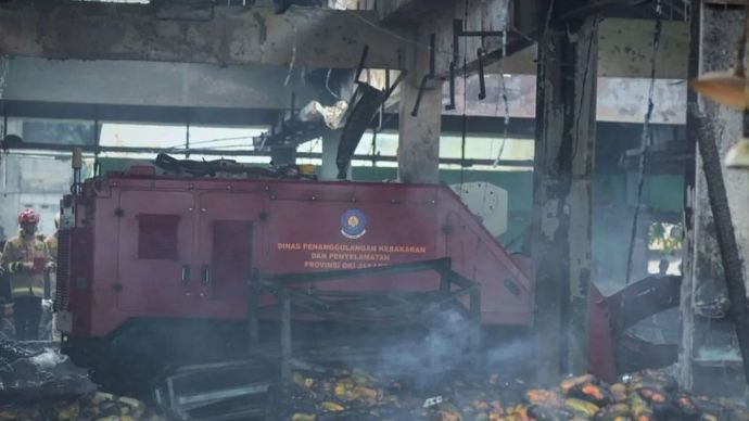 Dinas Penanggulangan Kebakaran dan Penyelamatan (Dinas Gulkarmat) menurunkan alat robotik pemadam kebakaran jenis DOK-ING MVF-U3 untuk proses pemadaman kebakaran di Pasar Induk Kramat Jati, Jakarta Timur, Senin, 15 Desember 2025. ANTARA FOTO/Fakhri Hermansyah/nz/aa.