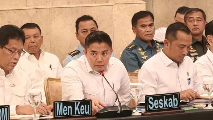 Sekretaris Kabinet Teddy Indra Wijaya (tengah) dalam Sidang Kabinet Paripurna di Istana Negara, Jakarta, Senin 15 Desember 2025. (ANTARA/Fathur Rochman)