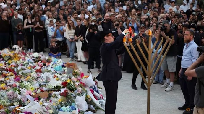 Rabbi Levi Wolff menyalakan menorah di Bondi Pavilion untuk menghormati para korban penembakan yang terjadi saat perayaan hari raya Yahudi di Pantai Bondi, Sydney.