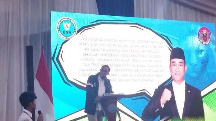 Sesi tanya jawab Kepala BNN Suyudi Ario Seto (kanan) bersama pelajar SMPN 70 dalam acara BNN 