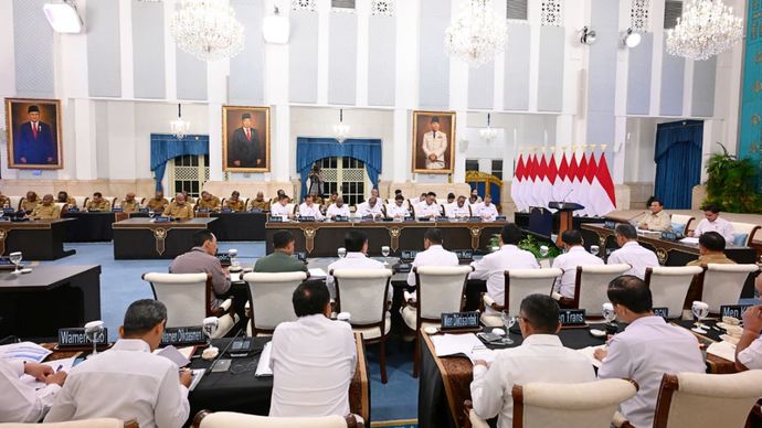 Presiden Prabowo Subianto memberikan pengarahan kepada kepala daerah se-Papua di Istana Negara