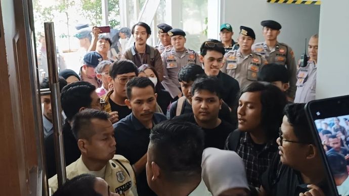 Petugas keamanan menahan puluhan simpatisan Delpedro cs saat memasuki ruang sidang di Pengadilan Negeri Jakarta Pusat, Selasa, 16 Desember 2025. ANTARA/Khaerul Izan.