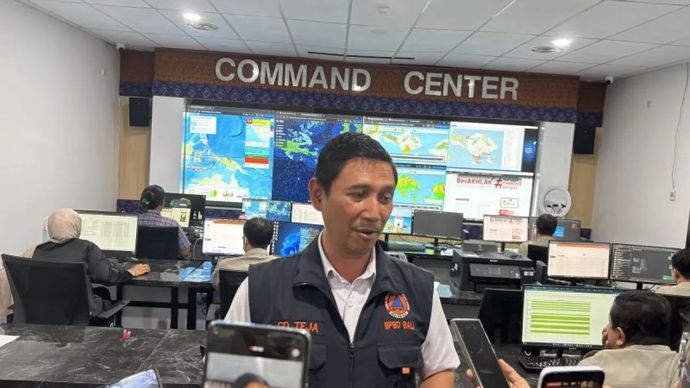 Kepala Pelaksana BPBD Bali Gede Agung Teja Bhusana bahas lima kabupaten/kota terdampak bencana banjir selama Siklon 93S, Denpasar, Selasa, 16 Desember 2025. ANTARA/Ni Putu Putri Muliantari